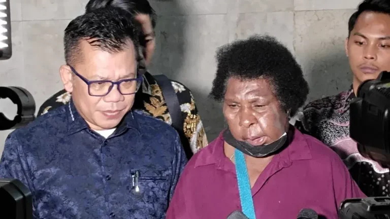 tokoh-perempuan-adat-dan-pejuang-lingkungan-dari-merauke-papua-selatan-yasinta-moiwend-alias-mama-sinta-kanan-saat-menyambangi-polda-metro-jaya-jumat-2952026-antara-f8bo9