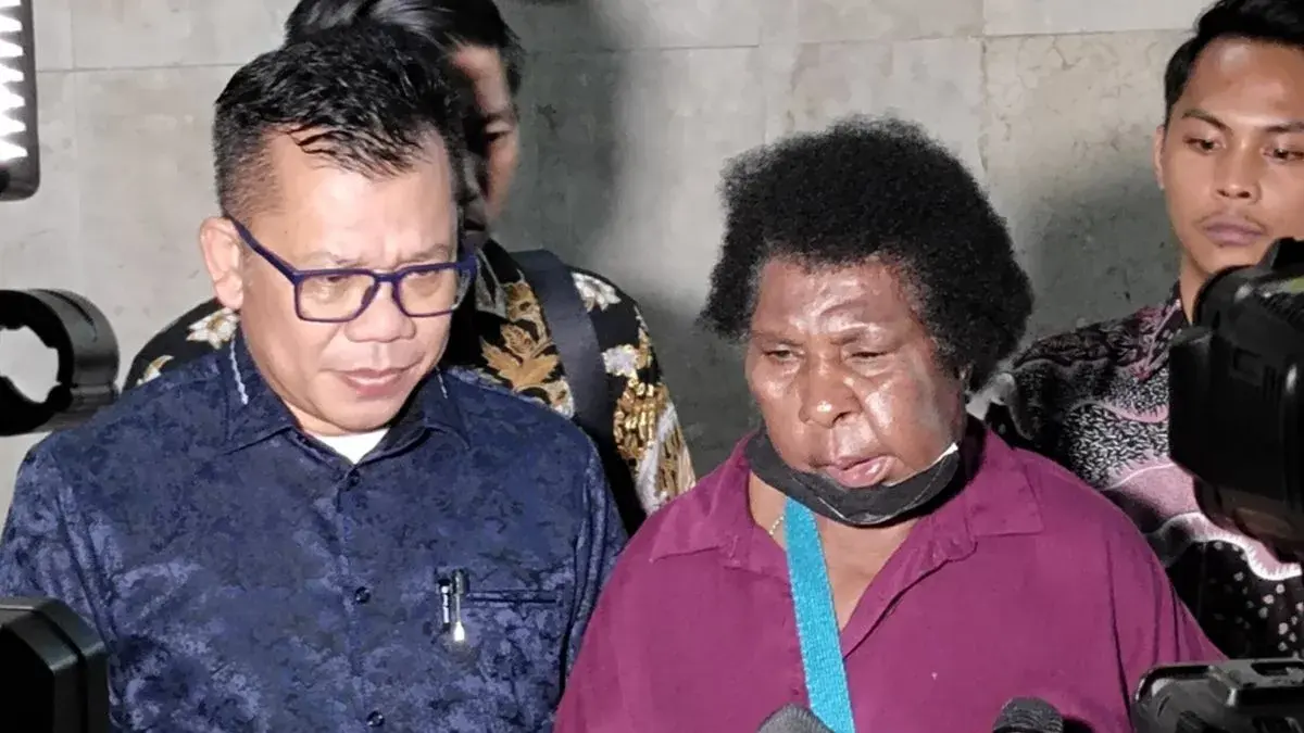 tokoh-perempuan-adat-dan-pejuang-lingkungan-dari-merauke-papua-selatan-yasinta-moiwend-alias-mama-sinta-kanan-saat-menyambangi-polda-metro-jaya-jumat-2952026-antara-f8bo9